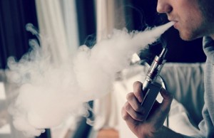 Pesquisa sugere que vapor de cigarros eletrônicos favorece bactérias da pneumonia